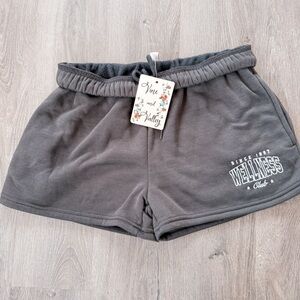 Vine & valley NWT M Women's Gray Shorts